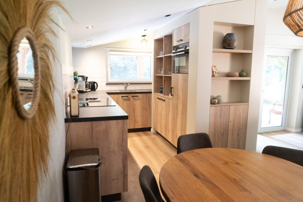 Keuken van De Flierbos met uitzicht op bos en veranda