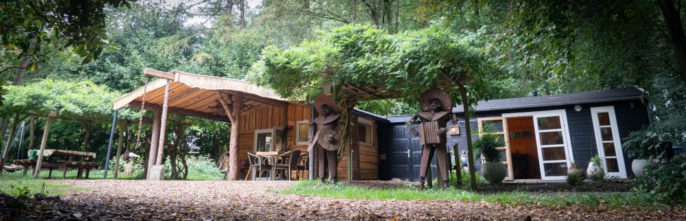 De Flierbos natuurhuisje in het bos met veranda