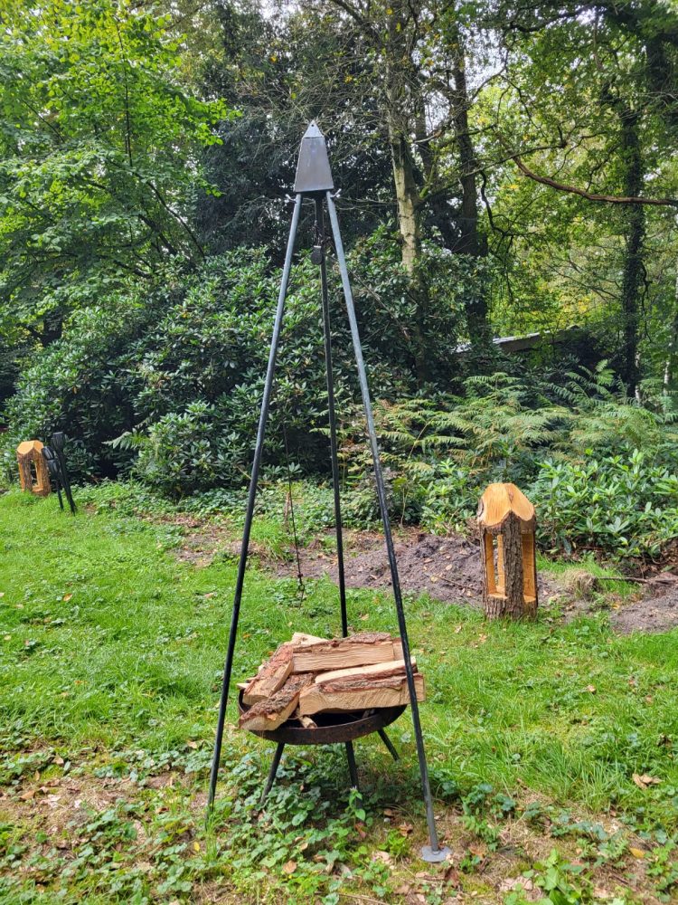 Buiten koken boven de vuurschaal